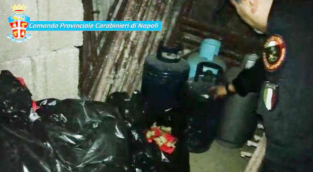 Sequestrati 500 chili di bombe carta: i botti nascosti accanto alle bombole di gas | Foto