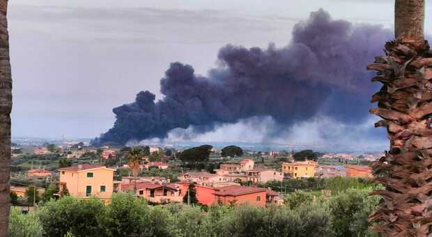 Incendio ad Ardea, nube tossica visibile da Roma: allerta diossina. «Attenzione a quello che mangiate»