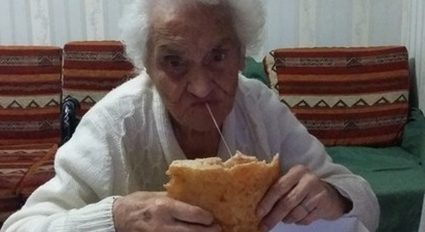Addio nonna Carmela: muore a 106 anni la «donna simbolo di Napoli» che amava la pizza fritta