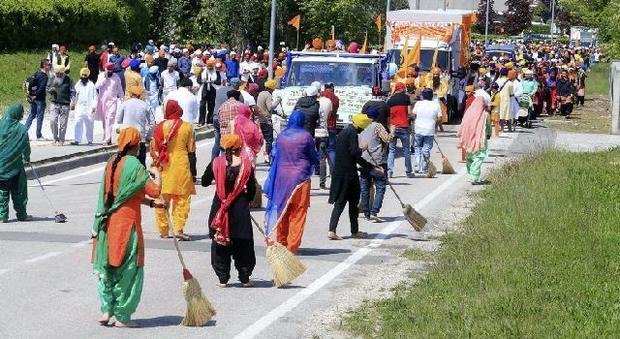 Celebrazione religiosa in strada: in duemila alla festa Sikh