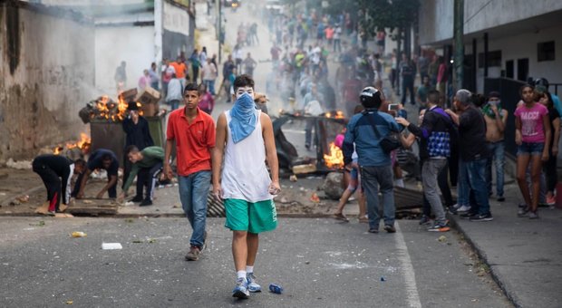 Venezuela, l'esercito è con Maduro: «In atto un colpo di Stato». E il mondo si spacca: Usa contro Russia
