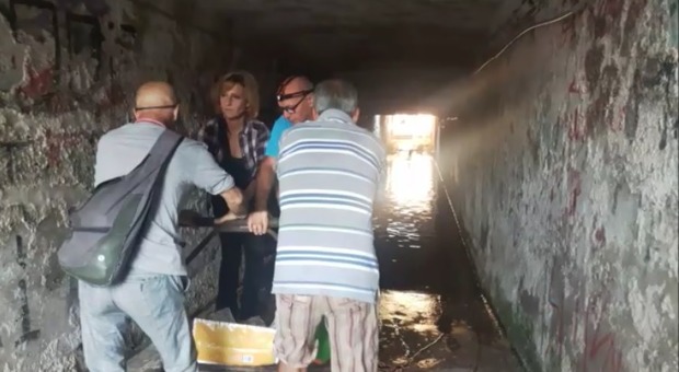 Arco Felice, sottopasso della cumana allagato: volontari trasportano residenti con il carrello