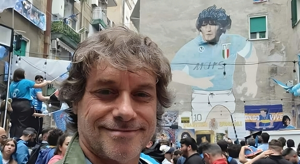Alberto Angela davanti al murale di Maradona