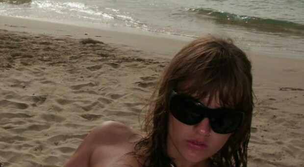 Victoria dei Maneskin in topless ai Caraibi: