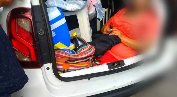 La polizia brasiliana ha fermato un uomo che trasportava la suocera nel bagagliaio dell'auto