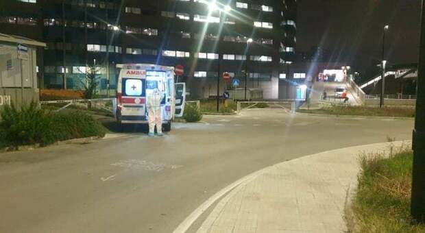 Covid a Napoli: ambulanze bloccate per 24 ore, staffetta mezzi di soccorso 118