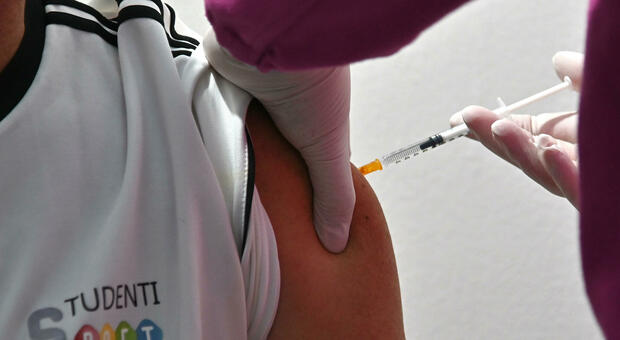 Vaccini, il commissario Figliuolo: «In arrivo 3 milioni di dosi». E apre alla sanità privata