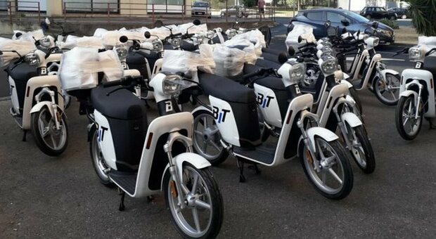 Lecce, dopo bici e monopattini arrivano 30 motorini elettrici: ecco quanto costerà noleggiarli