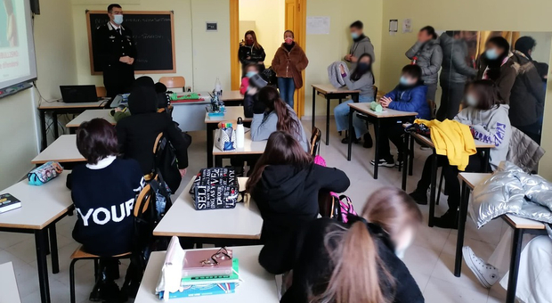 Napoli, scuola e legalità: i carabinieri incontrano gli studenti della Sanità