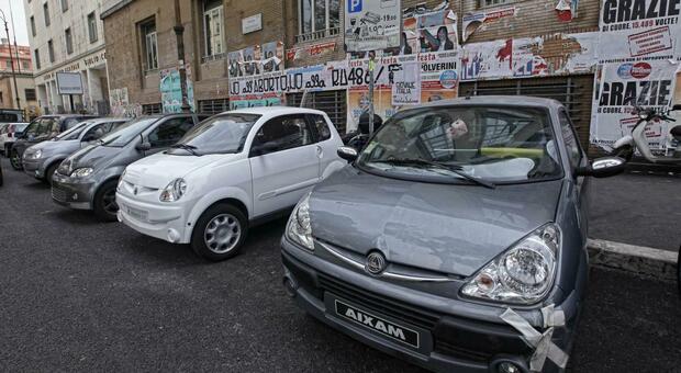 Roma, pistola alla testa per rubare la microcar: 74enne ha un malore dopo la rapina