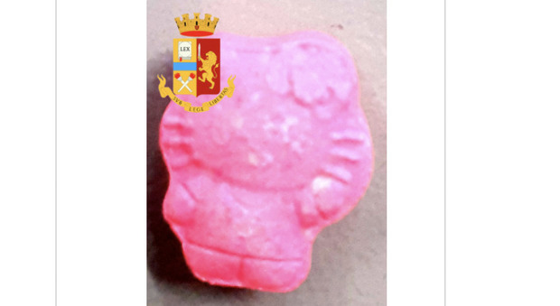 In casa pasticche di ecstasy rosa a forma di Hello Kitty: arrestato 45enne