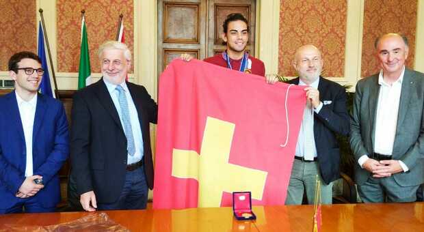 Il campione del mondo di fioretto Tommaso Marini premiato in Comune ad Ancona: in dono l'antica bandiera