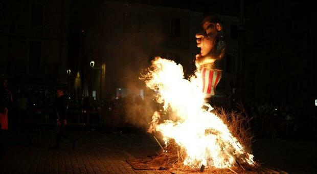 Rito finale purificatorio del carnevale di Fano: in piazza brucia il Pupo. L'ultimo spettacolo in Cattedrale