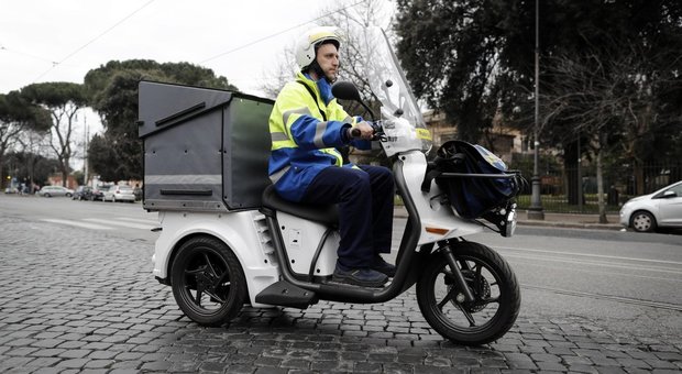 Poste, mobilità sostenibile: da oggi i portalettere si muovono su tricicli elettrici