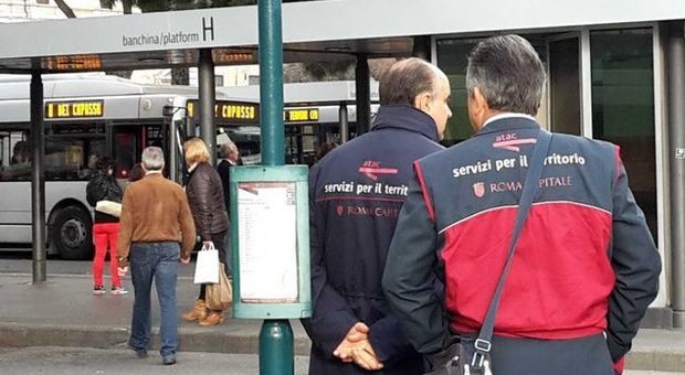Sale sul bus senza biglietto, romeno aggredisce due controllori
