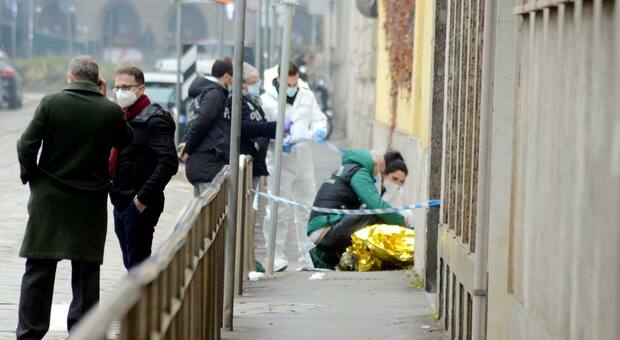 Milano choc, clochard trovato morto davanti all'ospedale: investito da due camion dei rifiuti. Indagati gli autisti