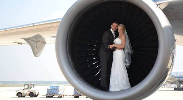 Il matrimonio del pilota della Lufthansa (Facebook)