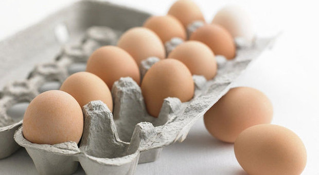 Compra una confezione di uova al supermercato, ecco cosa scopre quando arriva a casa