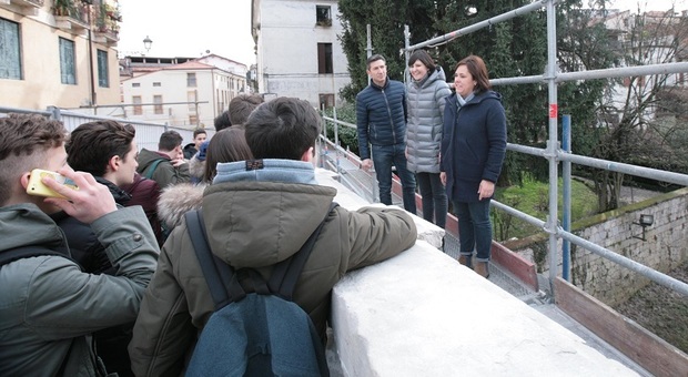 Gli studenti dell'Einaudi durante la visita