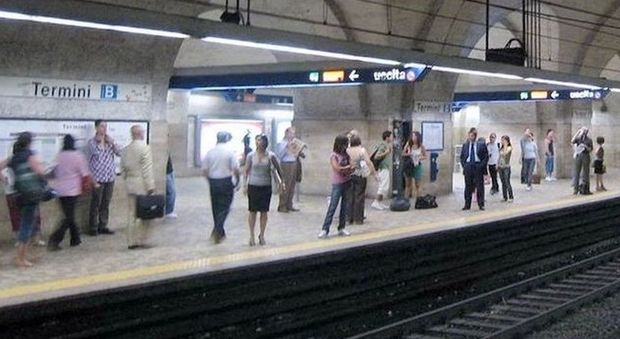 Roma, baby borseggiatrici scatenate nella metro di Termini: prese due ladre di 11 e 14 anni