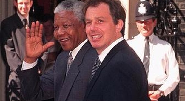 Tony Blair con Nelson Mandela in una foto di archivio