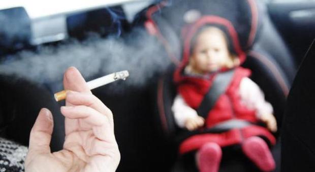 Fuma in auto con il figli piccolo, multato dai vigili: 110 euro