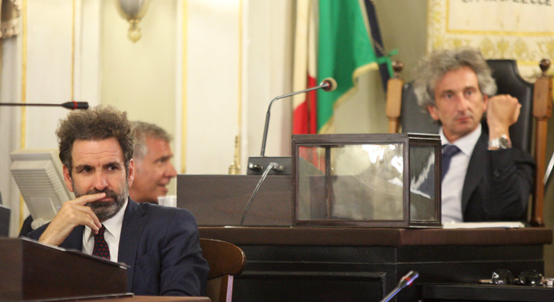 Il sindaco Carlo Salvemini e l'ex primo cittadino Paolo Perrone