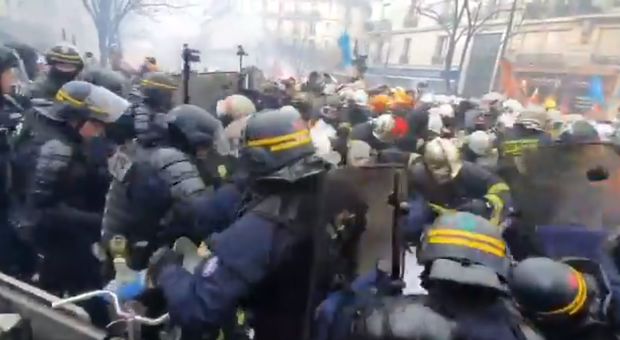 Parigi, vigili del fuoco in piazza per chiedere stipendi adeguati: cariche della polizia