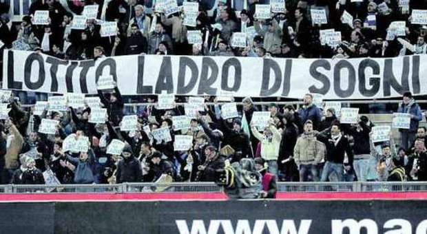 Lazio, la beffa Astori fa infuriare ancora di più i tifosi: Lotito contestatissimo