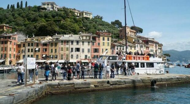 Estate a Portofino, no al bikini e 'divieto di sosta' per i selfie: multe di 275 euro. Il sindaco: «È buon senso»