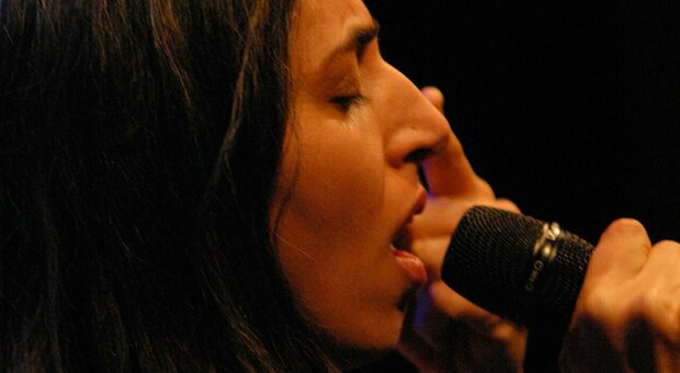 La fanese Elisa Ridolfi esordisce da cantautrice con “Curami l’anima” dopo anni di impegno nella promozione del fado
