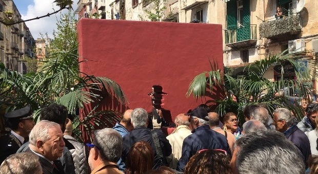 Napoli, inaugurato il monumento a Totò: «È il vuoto che ci ha lasciato»