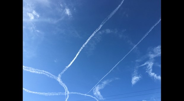 Pilota di caccia Usa disegna pene nel cielo, aperta inchiesta