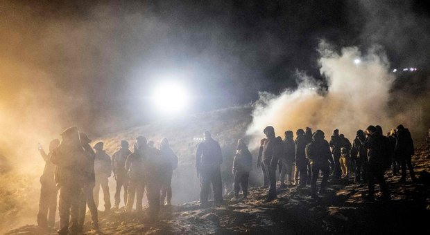 Usa, gas lacrimogeni contro i migranti: colpiti anche donne e bambini