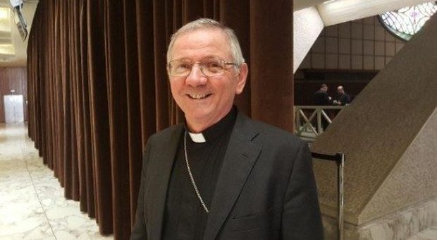 Fedeli sconvolti, il vescovo buonista ha reintegrato il prete delle orge in canonica