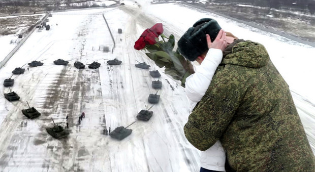 Militare russo compone un cuore con 16 carri armati e chiedere la mano della sua fidanzata