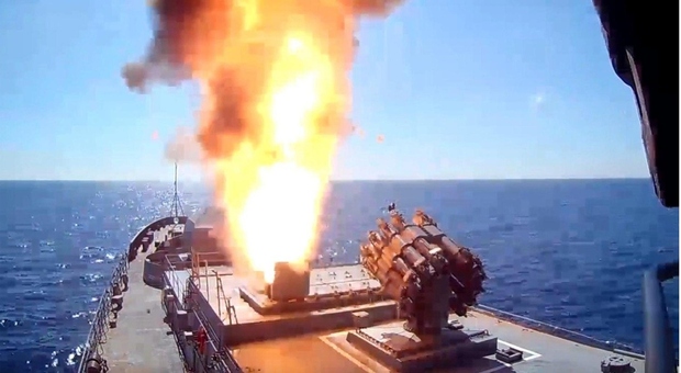 Navi da guerra russe con i razzi nel Mediterraneo. La Nato: missili Patriot a Kiev