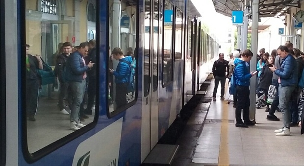 Ennesimo caos sulla linea per un incidente: treni in ritardo