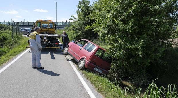 Con la sua vecchia Fiat 500 esce di strada e finisce nel fossato: morta una donna