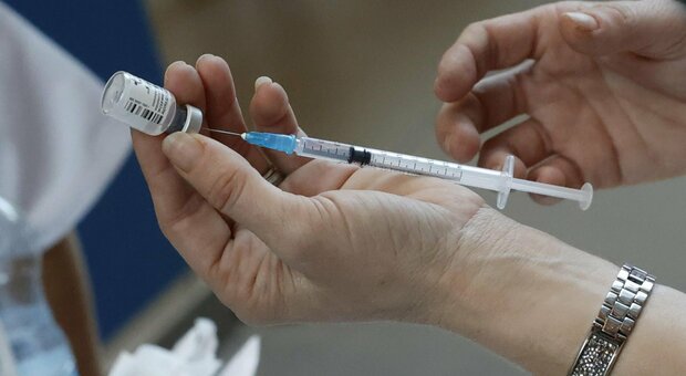Vaccini, l’allarme del Lazio: «Le dosi arrivano a rilento». Scontro con il ministero