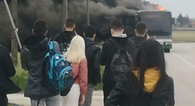 Autobus carico di studenti prende fuoco, fuga precipitosa