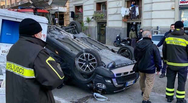 Incidente a Napoli, auto si ribalta al corso Vittorio Emanuele: due giovani in ospedale