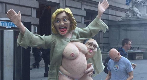 Presidenziali Usa, caricatura nuda di Hillary Clinton: proteste a New York