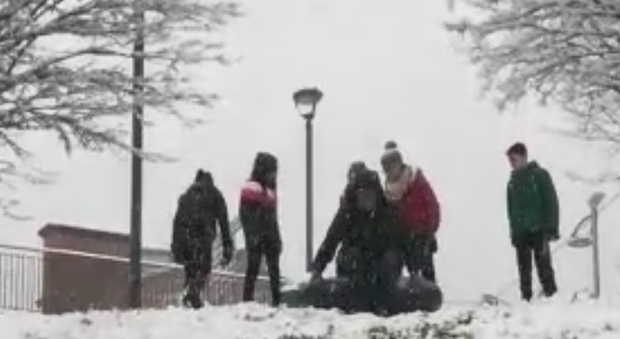Il sindaco chiude la scuola e poi gioca con gli alunni sulla neve