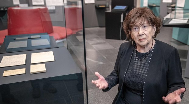 75 anni dopo, pubblica il suo diario di Auschwitz: l'orrore attraverso gli occhi della quattordicenne Sheindi