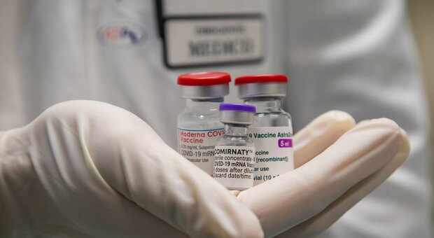 Vaccini, il siero Astrazeneca di produzione indiana è il più longevo: «Protezione per tutta la vita»