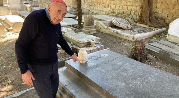 L'ex presidente Ferlaino sulla tomba di Giorgio Ascarelli