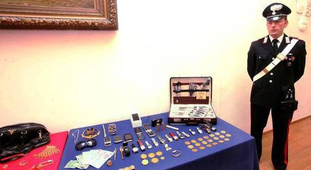 Gioielli e orologi rubati nascosti a casa della nonna di 80 anni: ecco il tesoro da 600 mila euro -Guarda
