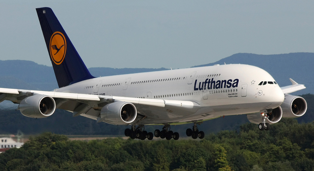 Passeggero tenta di aprire il portellone per fumarsi una sigaretta: aereo Lufthansa costretto ad atterrare