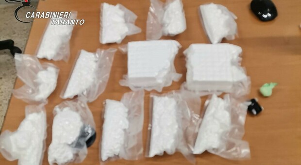 Droga, duro colpo al narcotraffico: oltre 2 chili di cocaina sequestrati e un arresto